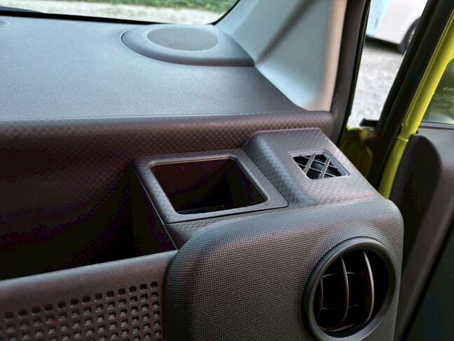 運転席前にもドリンクホルダーがあります。【スペイド】